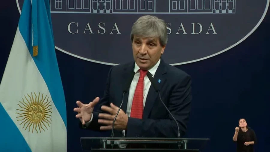 El ministro Luis Caputo a&uacute;n no logra que la econom&iacute;a despegue.