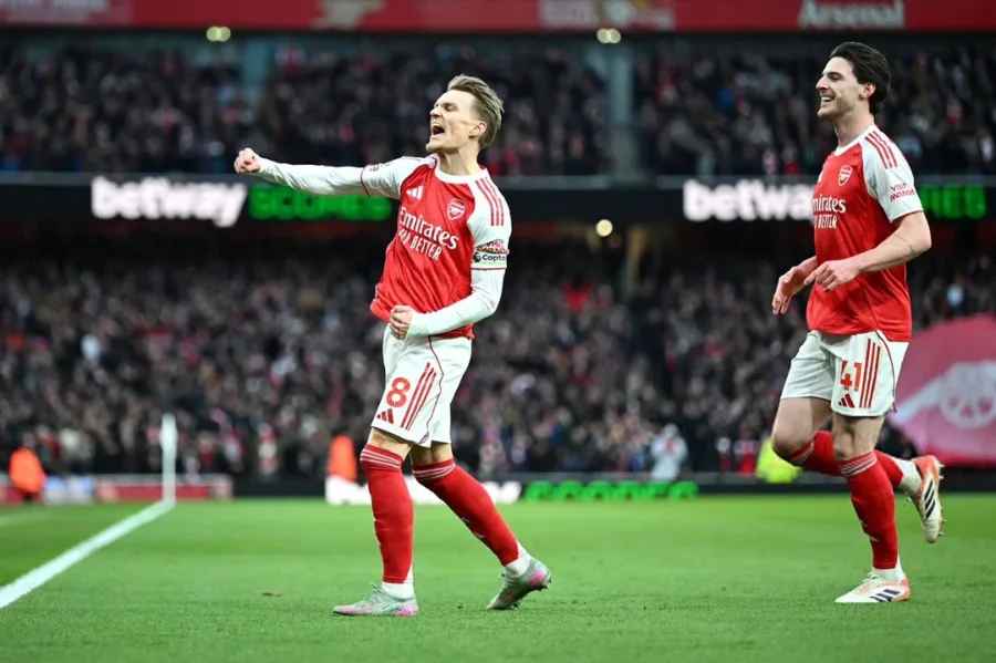 Odegaard gui&oacute; al Arsenal hacia un nuevo triunfo.