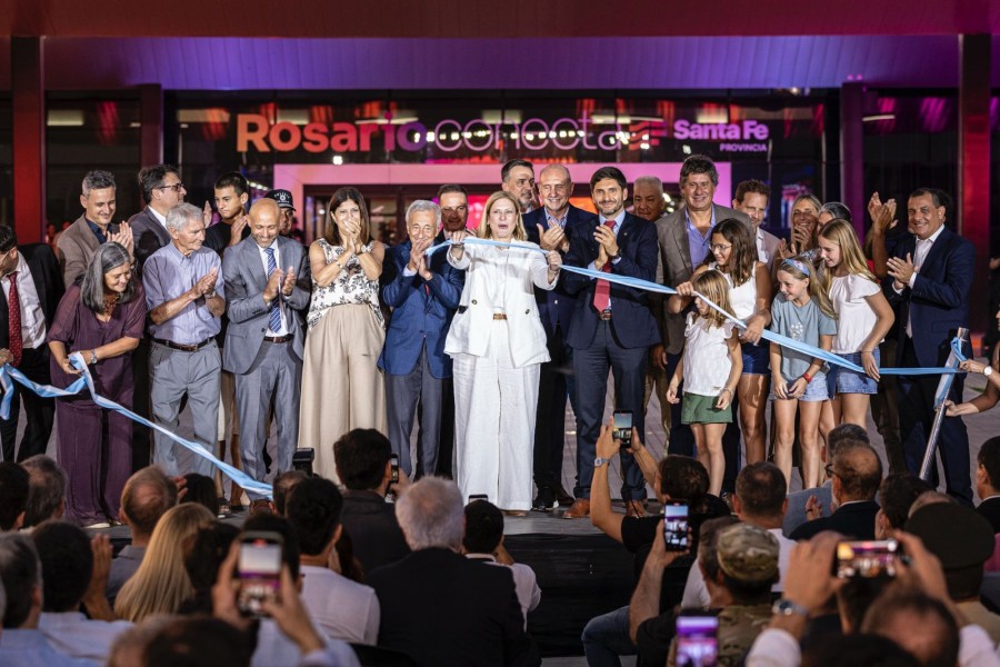 El gobernador, Maximiliano Pullaro, y el ex mandatario provincial, el rafaelino Omar Perotti, en el corte de cintas por la obra de ampliaci&oacute;n del Aeropuerto Internacional de Rosario.