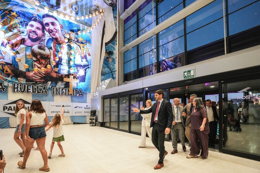 El gobernador Pullaro al ingresar a la Terminal poco despu&eacute;s del corte de cintas. (FOTO SCS)