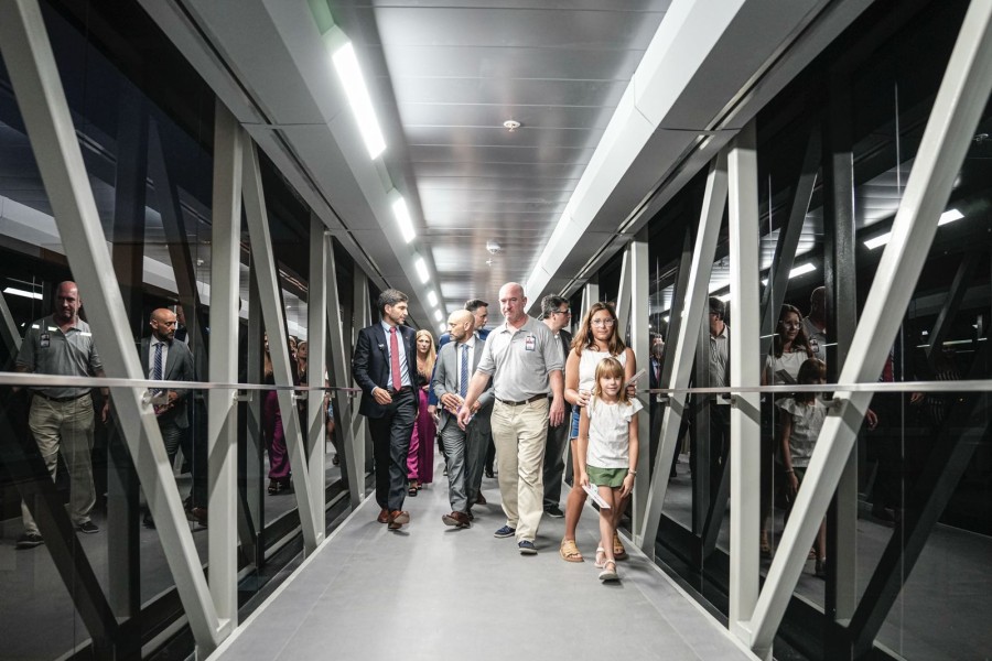 Los funcionarios durante la caminata por los nuevos espacios del Aeropuerto de Rosario. (FOTO SCS)