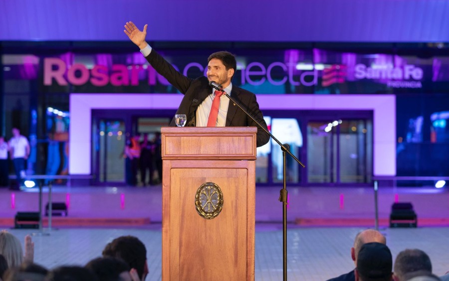 El gobernador Maximiliano Pullaro al brindar su mensaje en el acto de inauguraci&oacute;n en el Aeropuerto de Rosario. (FOTO SCS)