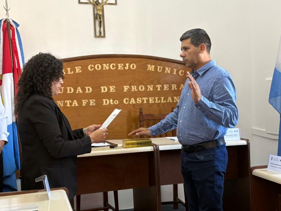 Uno de los ediles prestando juramento.