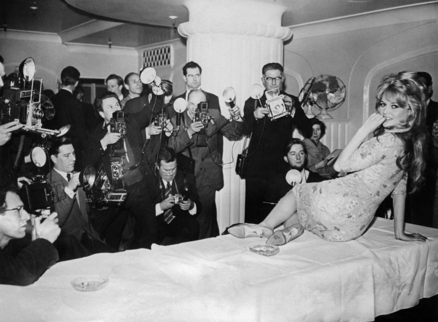 Brigitte Bardot posa para los fot&oacute;grafos en abril de 1959 en Londres. (AFP/CLAR&Iacute;N)