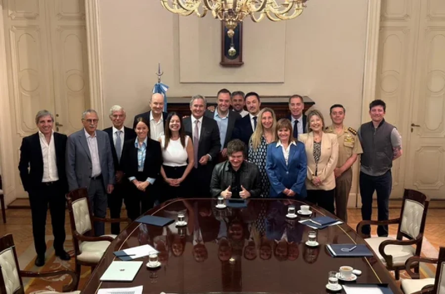 El presidente Javier Milei junto a sus ministros en Casa Rosada.