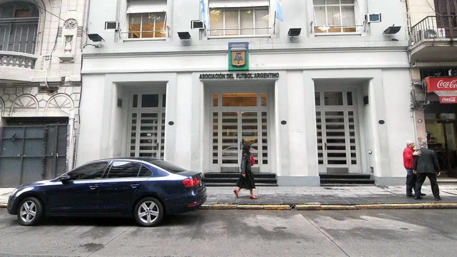 ESCENARIO. La AFA transit&oacute; un 2025 entre pol&eacute;micas, la Justicia al acecho y la disputa por las SAD.