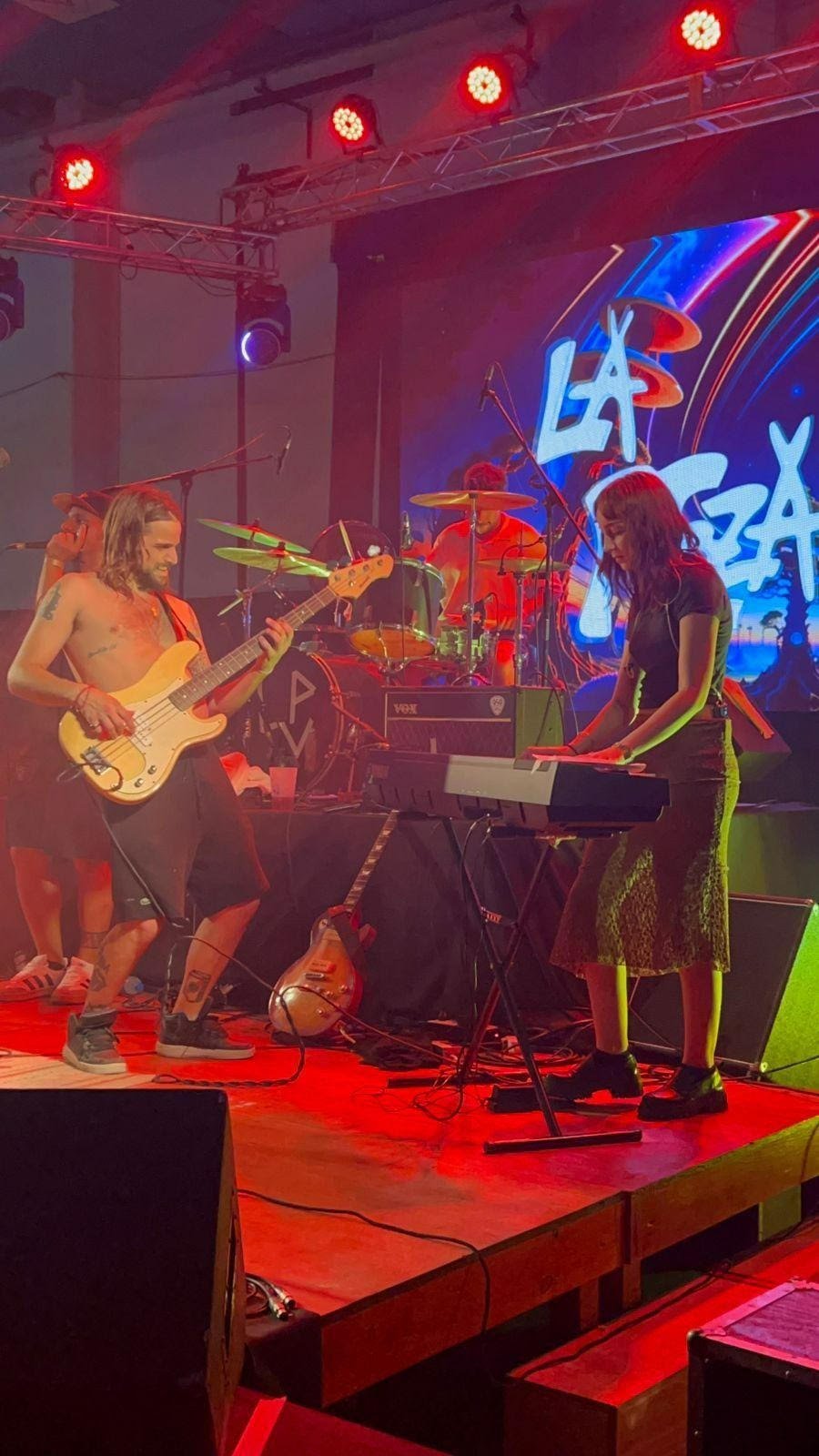 Nahuel en bajo y su sobrina Paz en piano invitada.