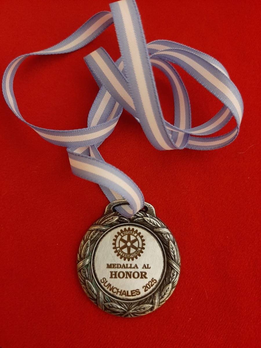 Medalla de honor, el galardo&acute;n que entrega la instituci&oacute;n de servicio.