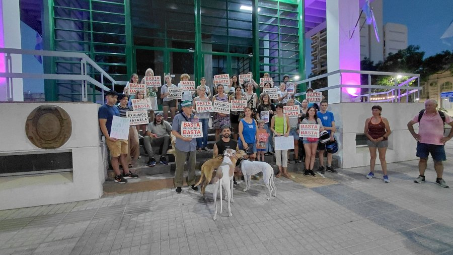 El grupo de manifestantes junto a algunas mascotas en las puertas del Municipio. (FOTO V.F.)