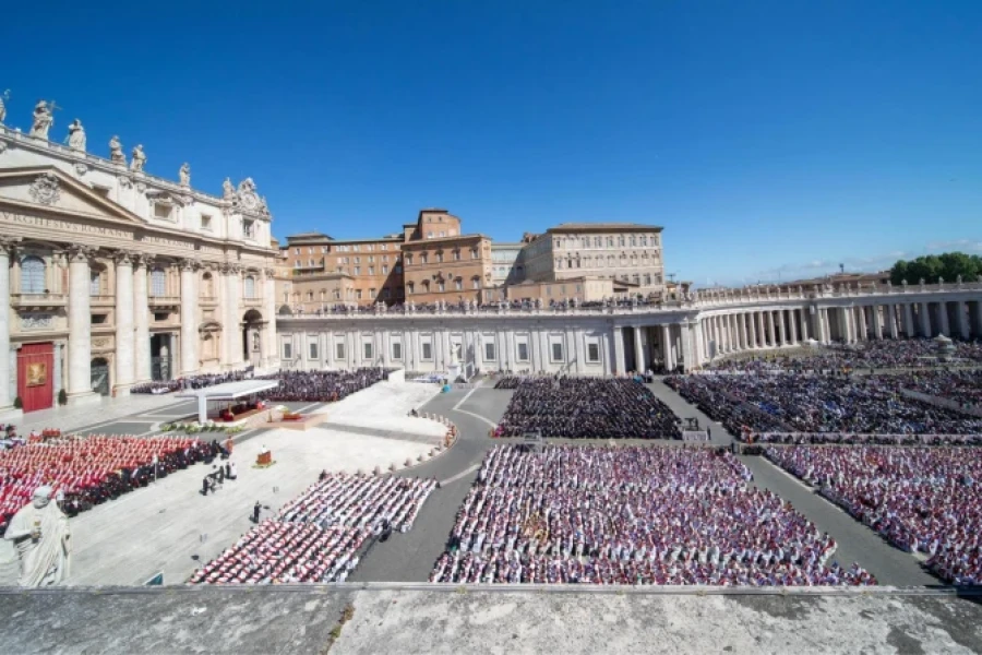 Multitudinaria presencia en la Plaza San Pedro durante la misa exequial del Papa Francisco.