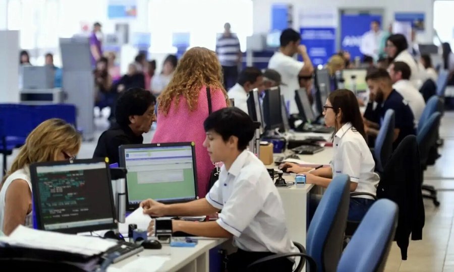 REDUCCION. 60 mil personas quedaron sin trabajo en la administraci&oacute;n p&uacute;blica nacional durante los primeros dos a&ntilde;os de la gesti&oacute;n de Milei.