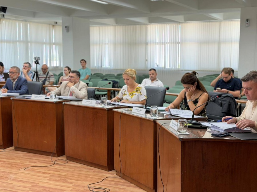Los concejales libertarios junto a los tres del oficialismo durante la sesi&oacute;n extraordinaria de este martes. (FOTO PRENSA CONCEJO)