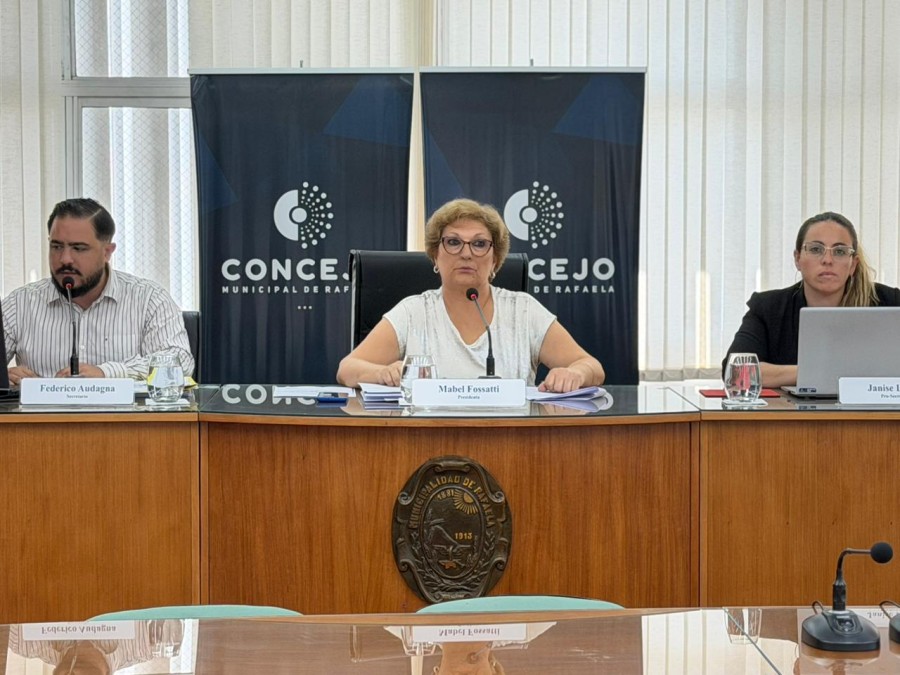 La presidenta del Concejo, Mabel Fossatti, junto al secretario Federico Audagna y la prosecretaria Janise Lamas. (FOTO PRENSA CONCEJO)