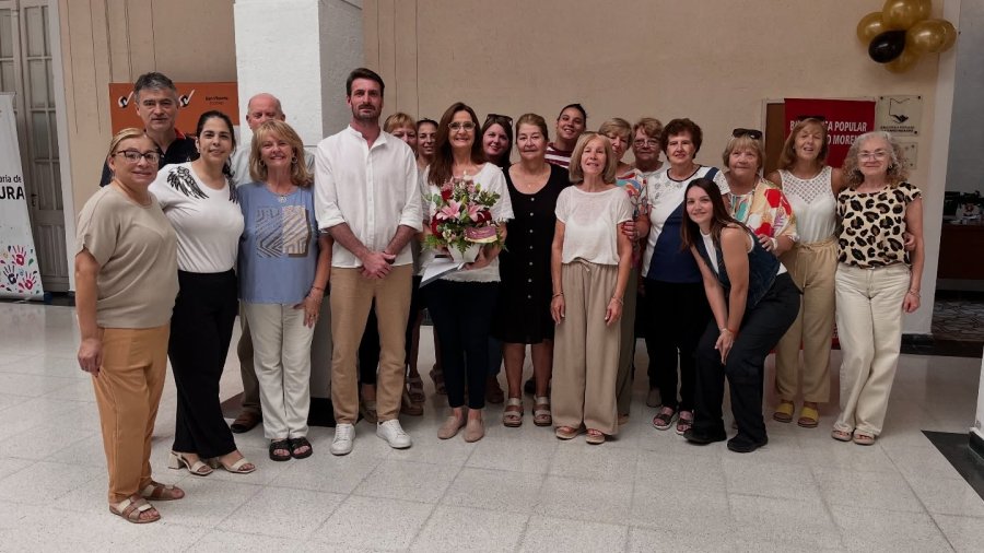 La comunidad de la Biblioteca junto al Intendente.
