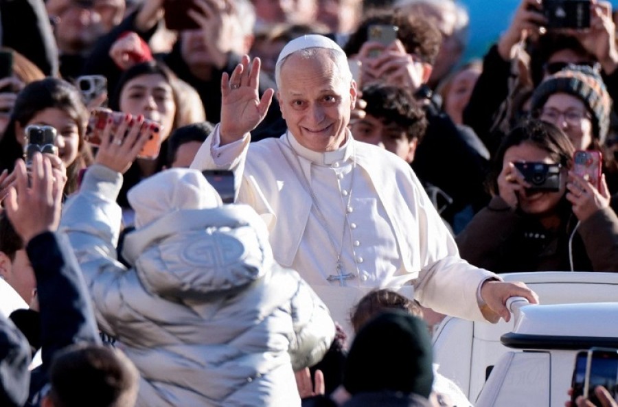 Le&oacute;n saluda a los fieles en la Plaza San Pedro.