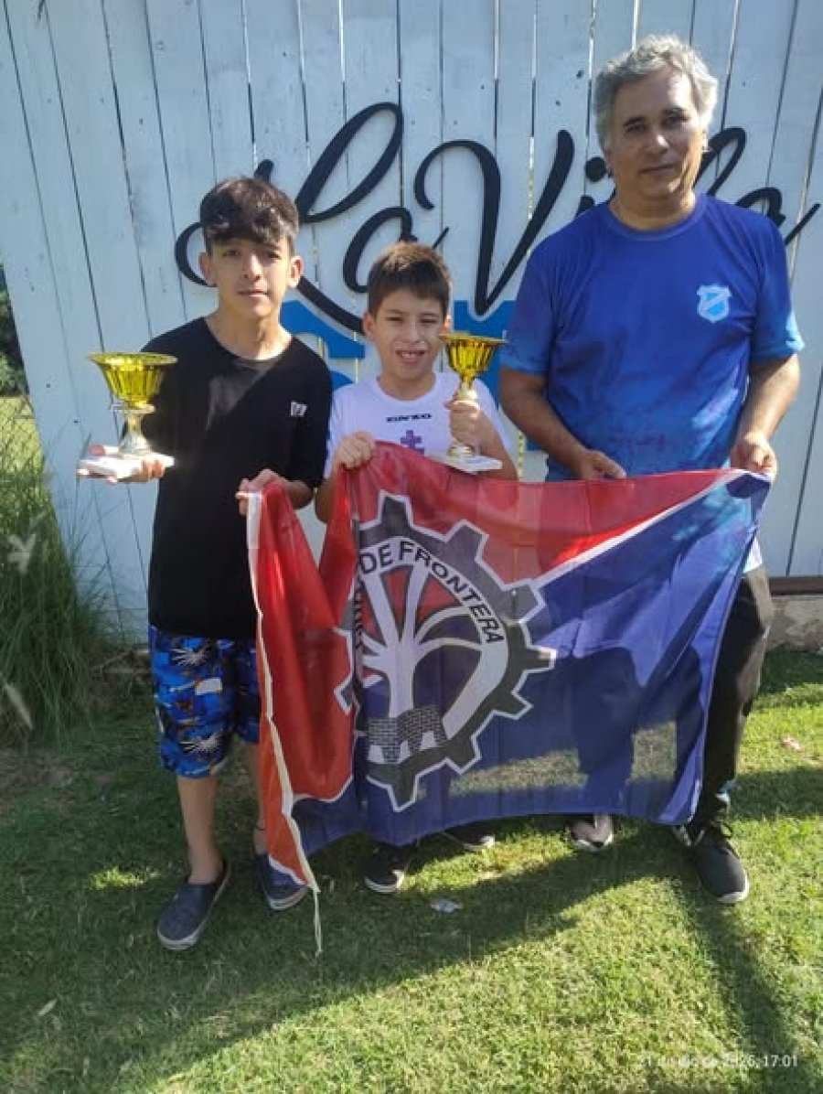 Los dos talleristas junto al coordinador del taller.