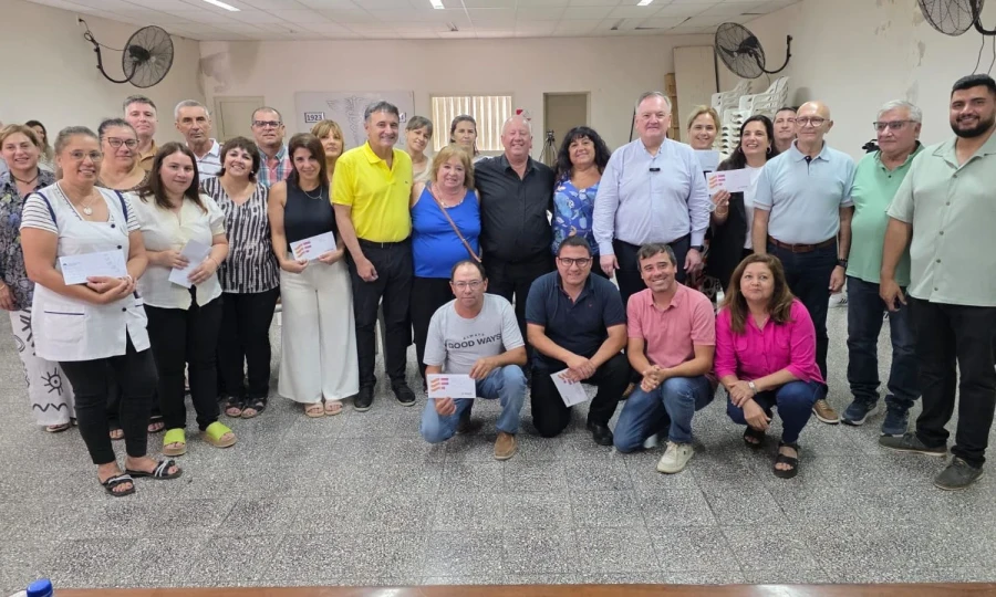 Beneficiarios junto a los legisladores.