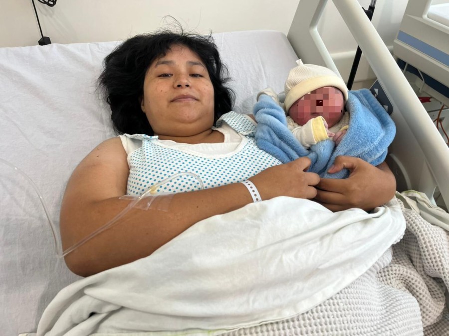 Ana junto al peque&ntilde;o Noah, quien pes&oacute; 3,410 kilos, en la habitaci&oacute;n del &aacute;rea de maternidad del Hospital Dr. Jaime Ferr&eacute; de Rafaela. (FOTO SCS)