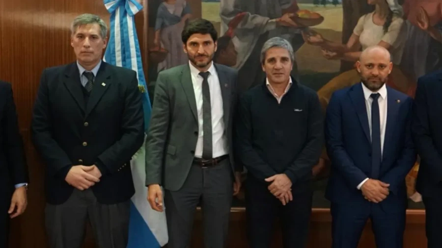 En agosto de 2024, el gobernador Pullaro se hab&iacute;a reunido con el ministro Caputo para hablar de la deuda de Naci&oacute;n con Santa Fe, encuentro al que asistieron tambi&eacute;n Pablo Olivares y Gustavo Puccini.