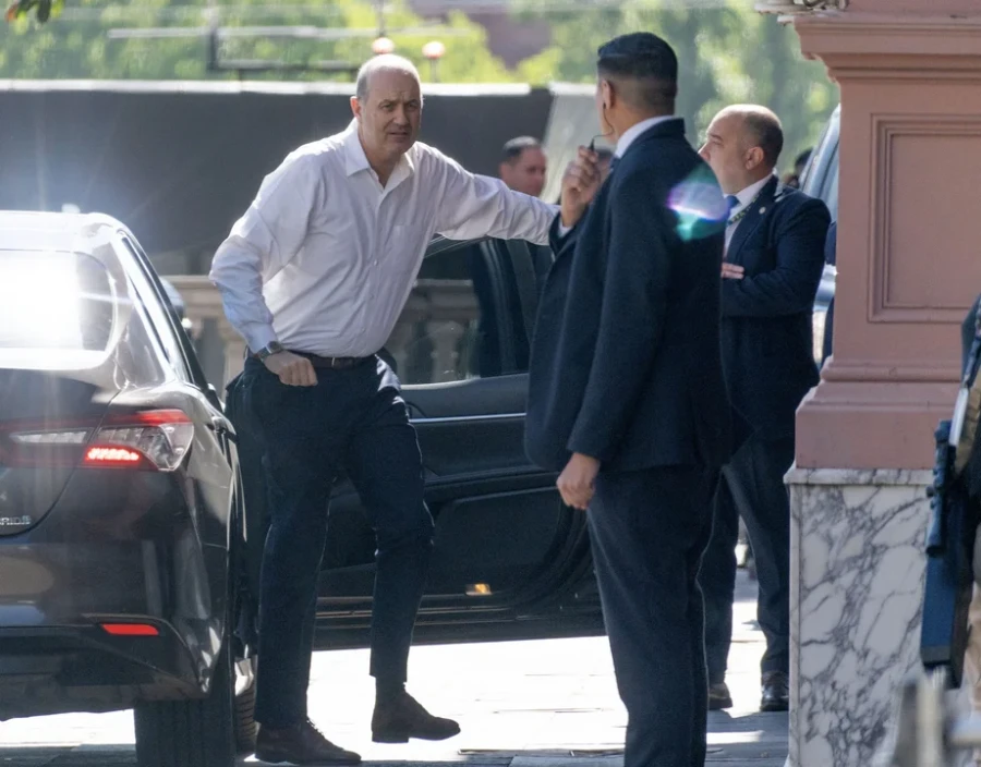 El ministro de Desregulaci&oacute;n del Estado, Federico Sturzenegger, ingresa a Casa Rosada.