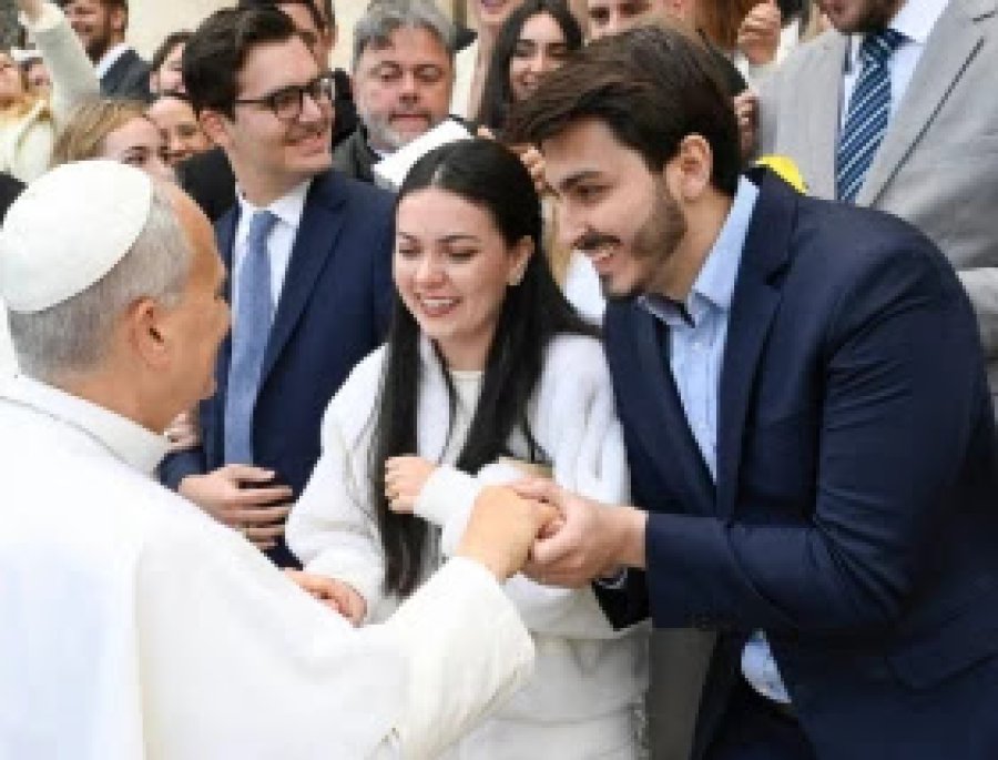 IMAGEN REFERENCIAL. Papa Le&oacute;n XIV con j&oacute;venes durante una Audiencia General.