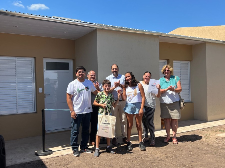 ENTREGA. Las autoridades junto a una de las familias beneficiadas.