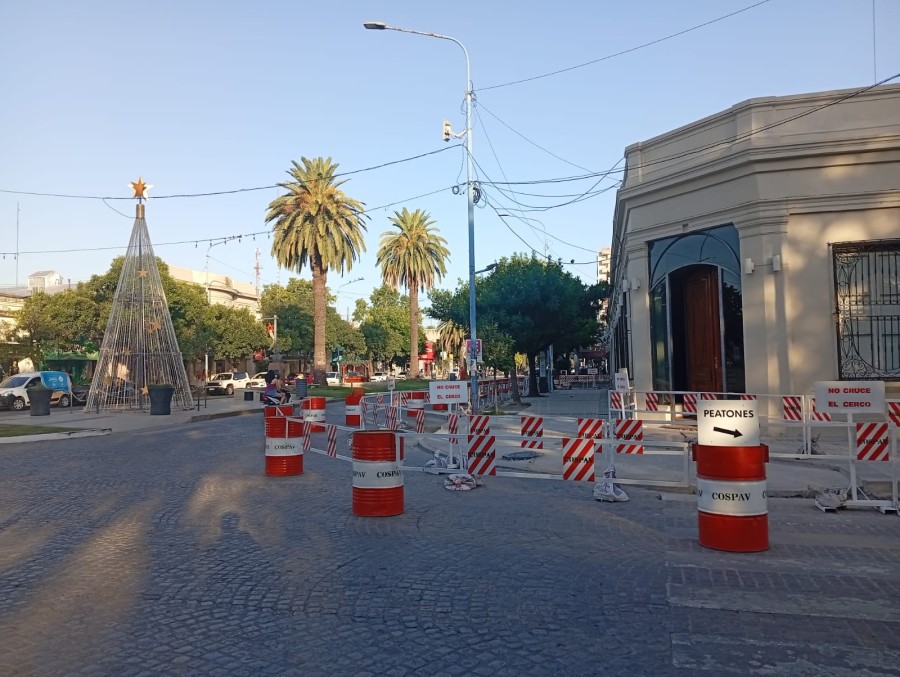 PRUEBA. La esquina de 9 de Julio y bulevar Santa Fe, el sector donde hab&iacute;an comenzado los trabajos en diciembre pasado.
