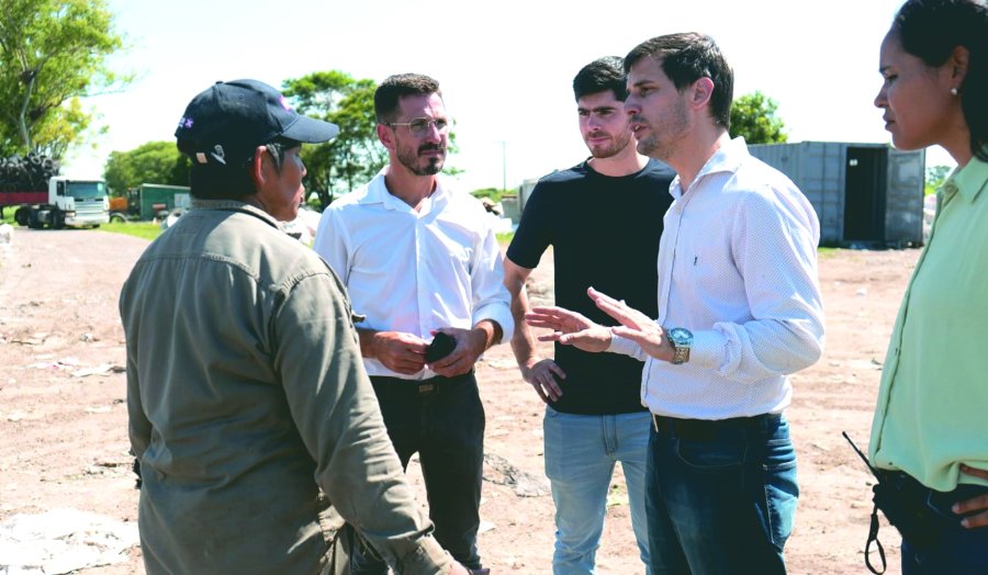POLITICAS AMBIENTALES. El intendente Viotti estuvo supervisando la carga final.