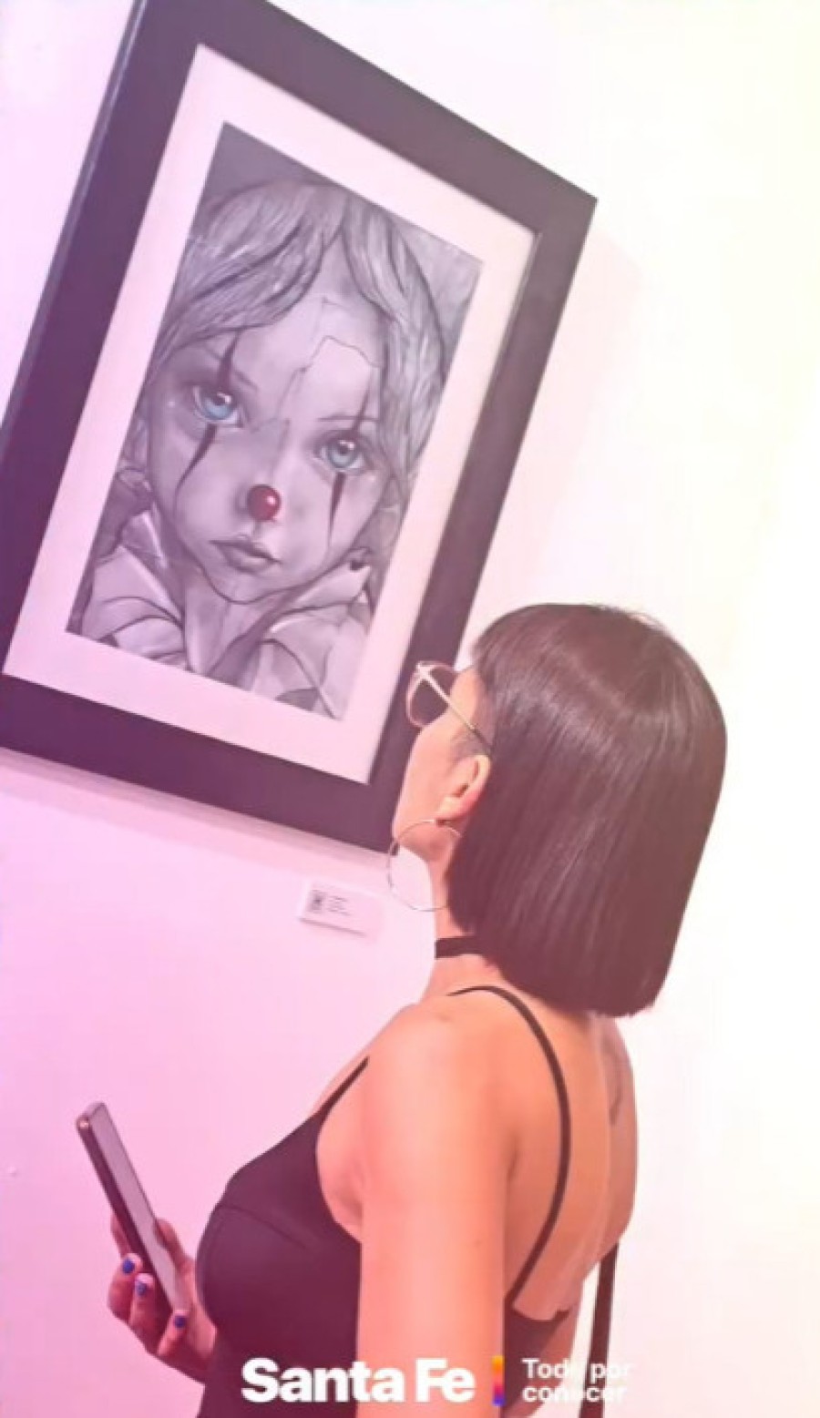 Vanesa Bravo y una de sus obras.