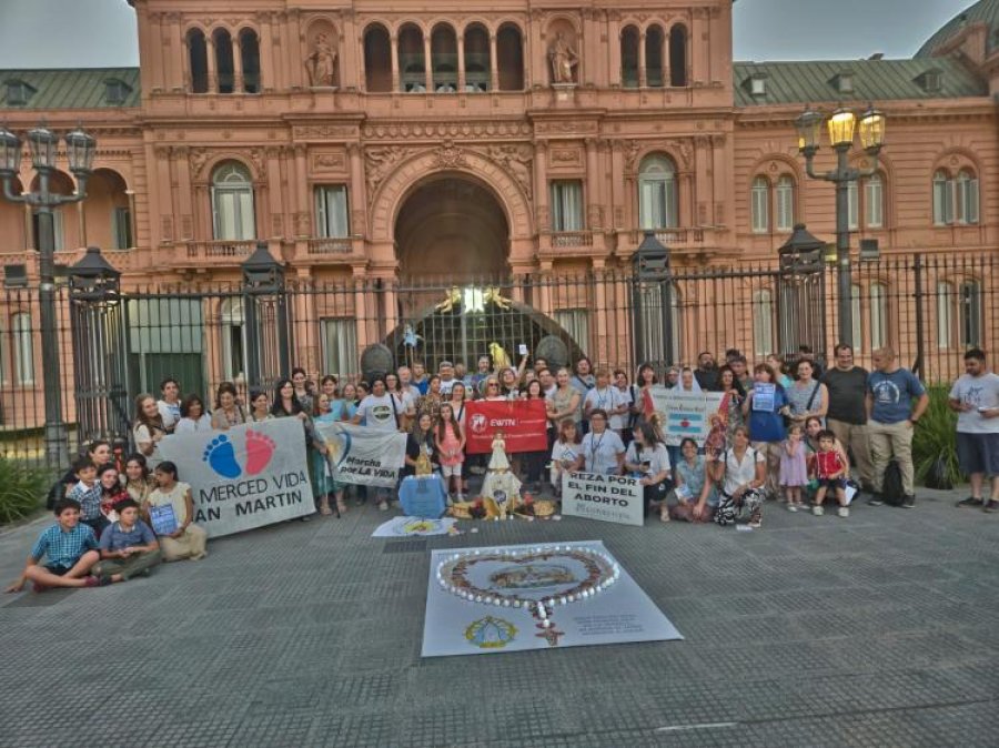 Los participantes en el Rosario Luminoso frente a la Casa Rosada.