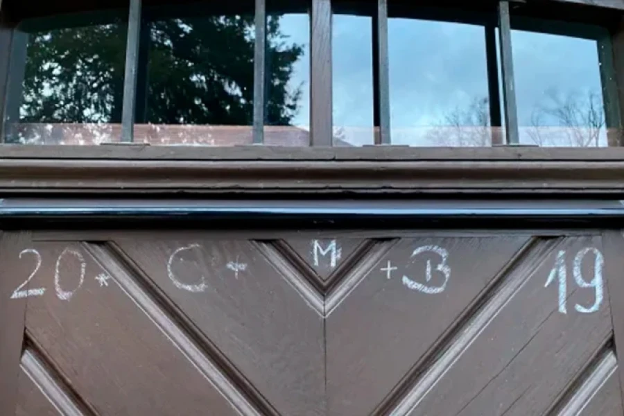 Una bendici&oacute;n casera con tiza de la fiesta de la Epifan&iacute;a.