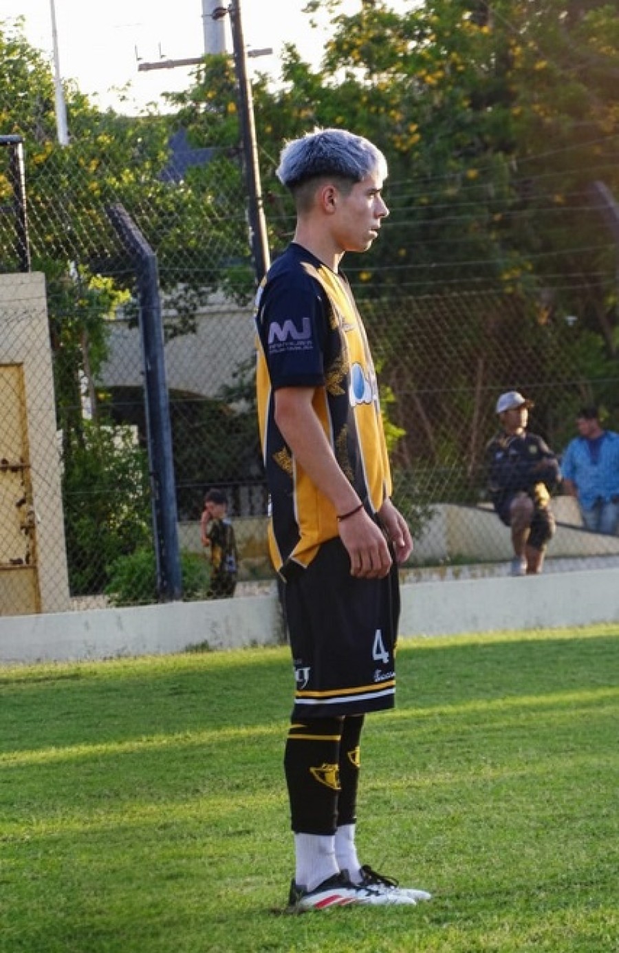 DOLOR. Esteban usaba la camiseta n&uacute;mero "4".