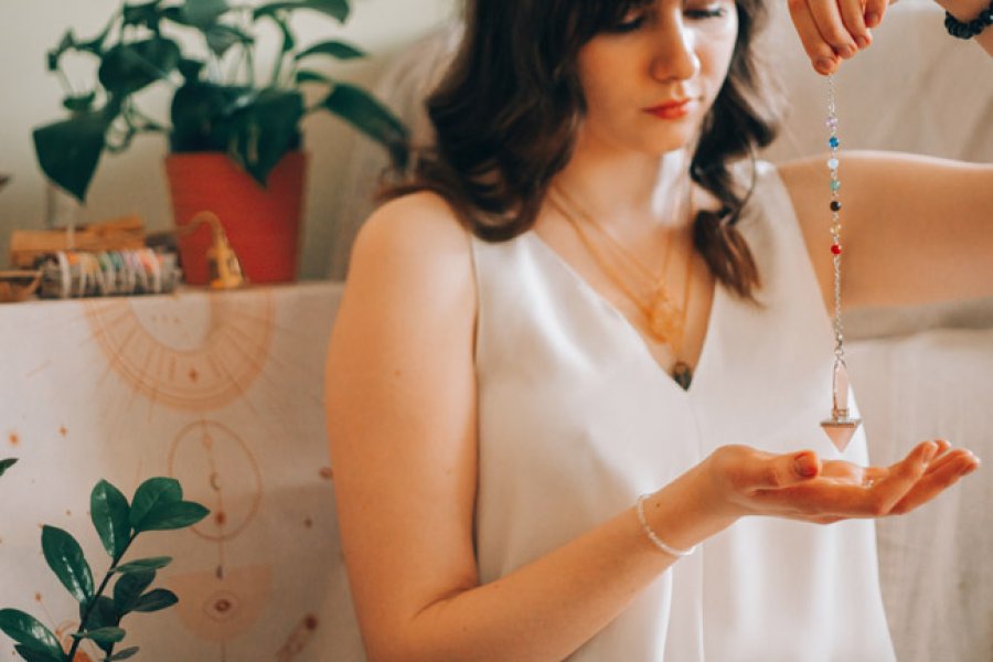 La hipnosis es definida como un estado mental o un grupo de actitudes generadas por instrucciones y sugestiones preliminares, inducidas por un hipnotizador o autoinducidas (autosugesti&oacute;n).