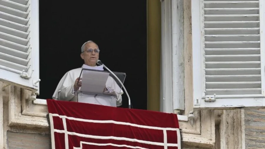 El Papa Le&oacute;n XIV durante la oraci&oacute;n mariana del &Aacute;ngelus del domingo.