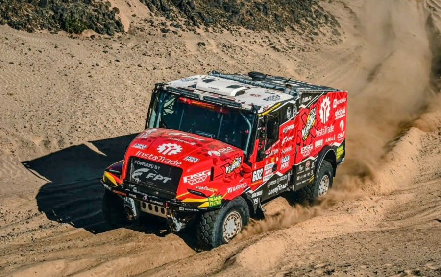 Ales Loprais, David Kripal y Jiri Stross marcaron el ritmo con el Iveco.