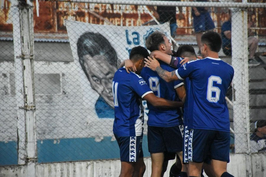 FESTEJO. Abrazos para Contrera, autor del primer gol.