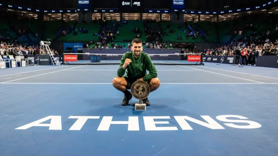 Novak Djokovic posa con el trofeo del ATP de Atenas, su &uacute;ltimo y 101&deg; t&iacute;tulo.