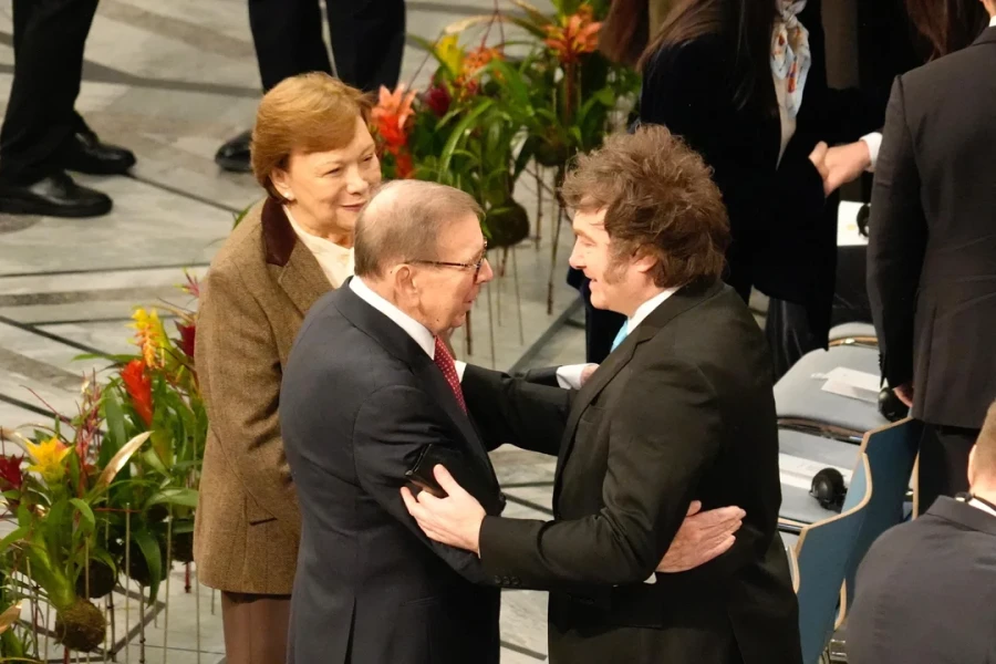El presidente Javier Milei durante la ceremonia de entrega del Premio Nobel de la Paz a la l&iacute;der opositora Corina Machado.