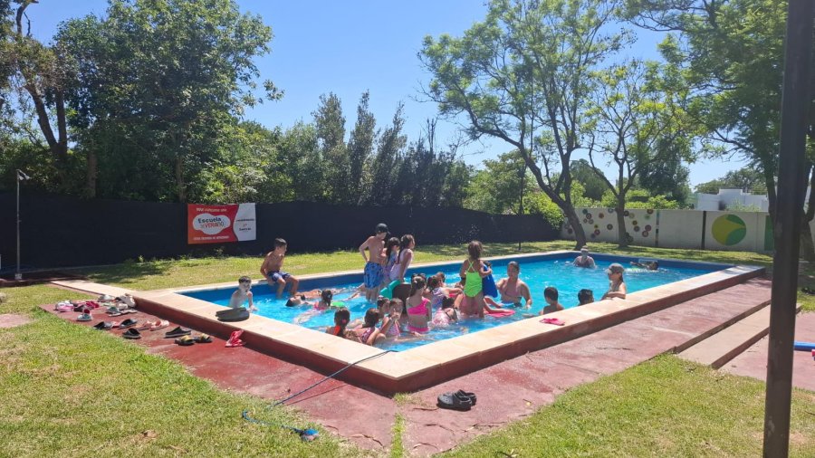 Los ni&ntilde;os disfrutando en la pileta.