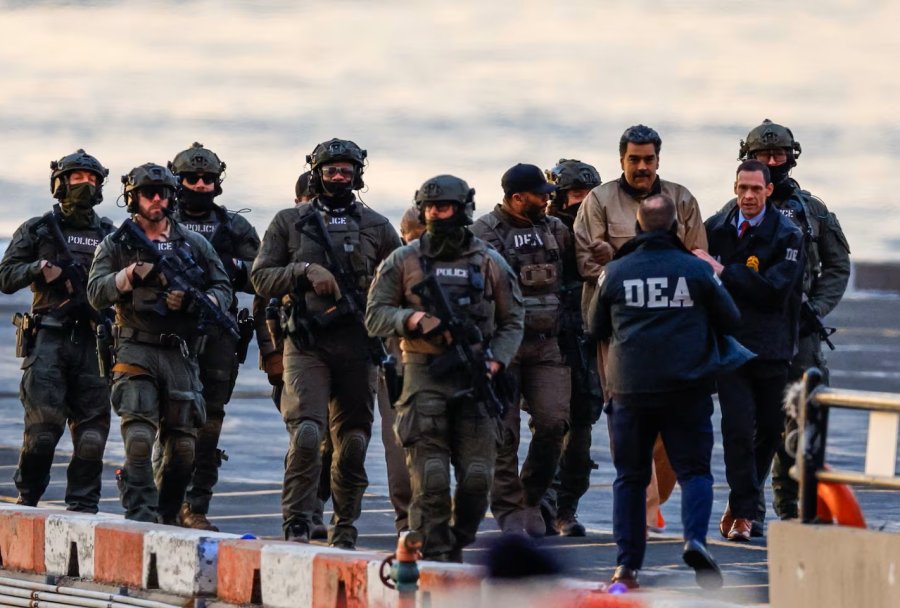 Nicol&aacute;s Maduro durante el traslado bajo una fuerte custodia de agentes de la DEA.