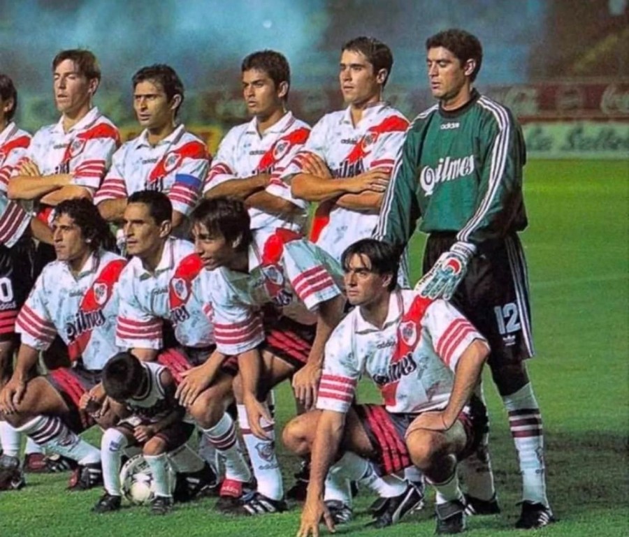 Jos&eacute; Mar&iacute;a Paz, entre Juan Pablo &Aacute;ngel y Leonardo Astrada, en uno de los grandes equipos de River con Tito Bonano, Hern&aacute;n D&iacute;az, Sergio Berti, Toto Berizzo y Sebasti&aacute;n Rambert entre otros.