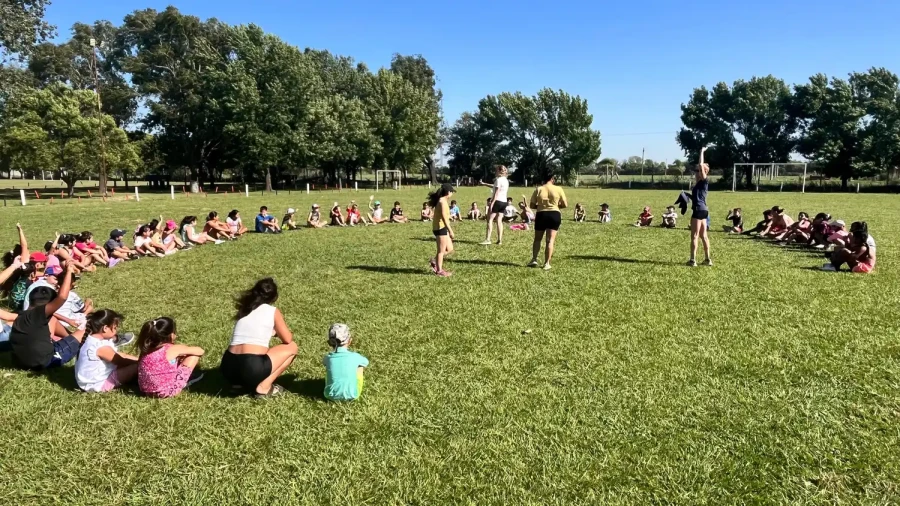 Los ni&ntilde;os durante una de las actividades.
