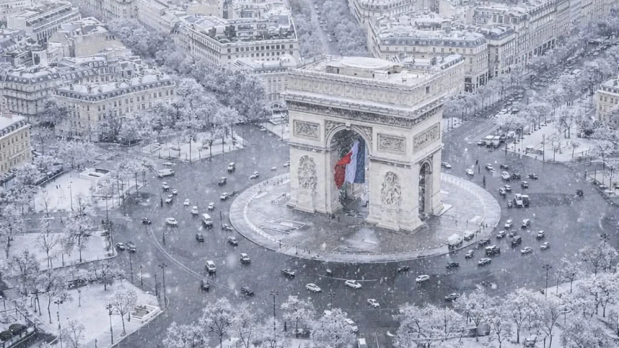 El Arco del Triunfo, en medio de la nieve y el invierno parisino.