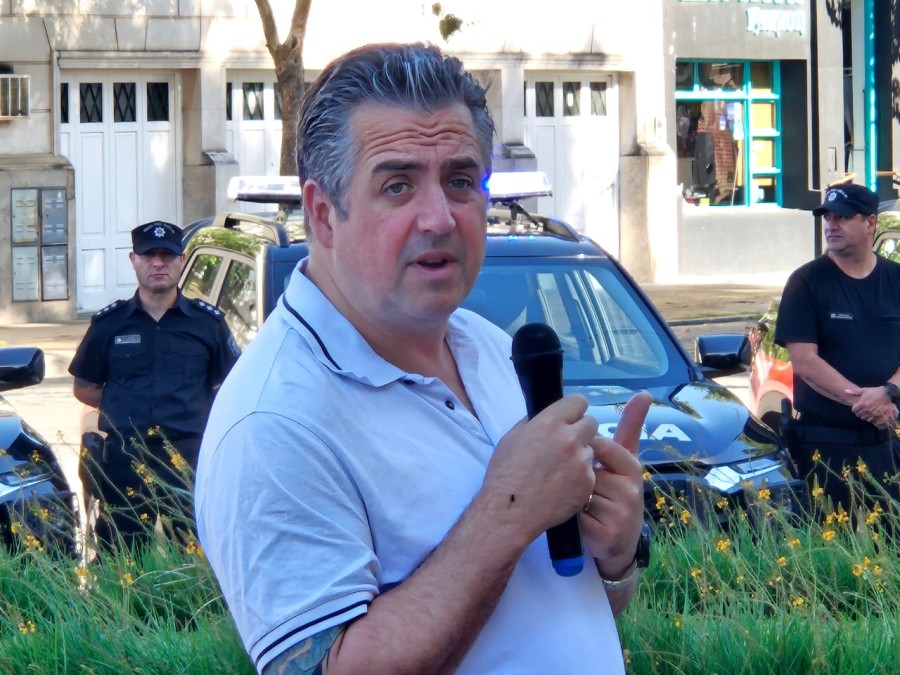 El ministro de Justicia y Seguridad, Pablo Cococcioni, al encabezar la entrega de 18 camionetas a la polic&iacute;a departamental.