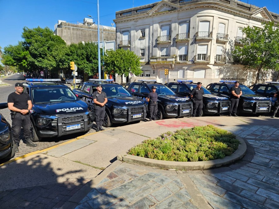 Efectivos policiales junto a los veh&iacute;culos entregados esta ma&ntilde;ana en la explanada de la Jefatura rafaelina. (FOTO D. CAMUSSO)