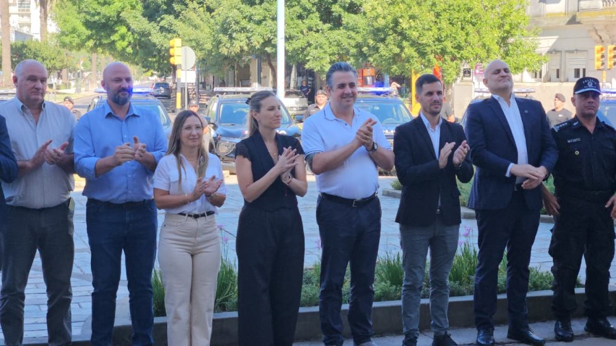 Cococcioni y Viotti presidieron el acto de entrega de veh&iacute;culos policiales realizado hoy a media ma&ntilde;ana frente a la Jefatura. (FOTO D. CAMUSSO)