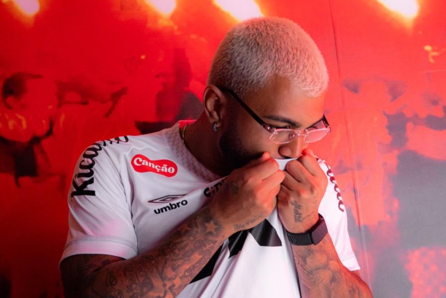 Ins&oacute;lito momento en Santos: la barra apur&oacute; a Gabigol en plena presentaci&oacute;n