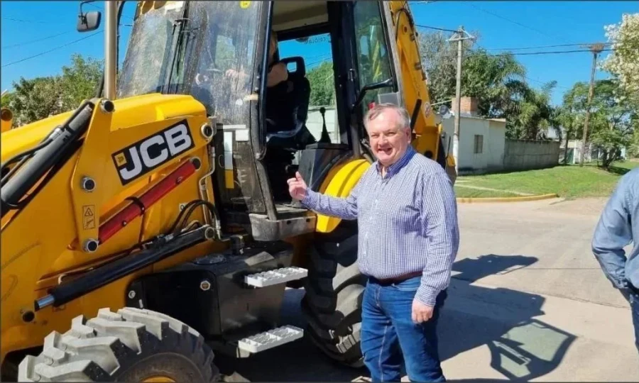 Felipe Michlig con una maquinaria adquirida con el Fondo de Obras Menores.