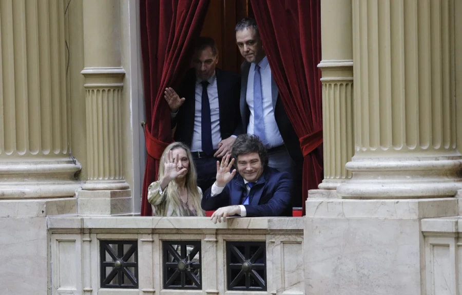 El presidente Javier Milei junto a Karina Milei, Manuel Adorni y Diego Santilli en el Congreso de la Naci&oacute;n.