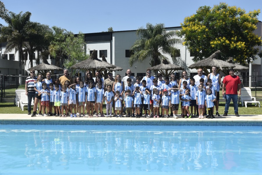 Roberto Oesquer junto a integrantes de la Comisi&oacute;n Directiva de la UOM, los profesores de la colonia y los chicos que asisten a la misma con las nuevas remeras de la temporada.
